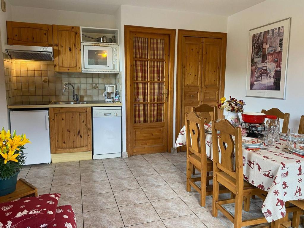 Kuchyňa alebo kuchynka v ubytovaní Charmant appartement à Châtel, proche du centre avec Multi Pass été 2024 à 3€/jour/personne - FR-1-693-35