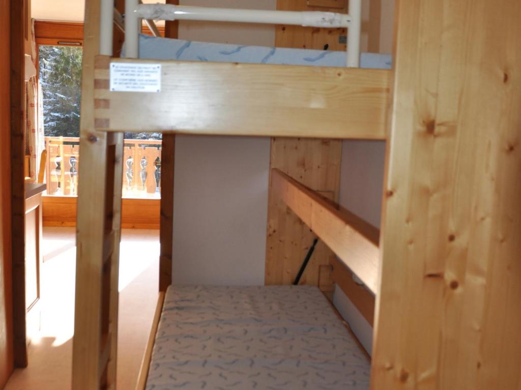 Poschodová posteľ alebo postele v izbe v ubytovaní Appartement cosy à 200m des pistes du Linga, balcon sud, parking inclus ! - FR-1-693-47