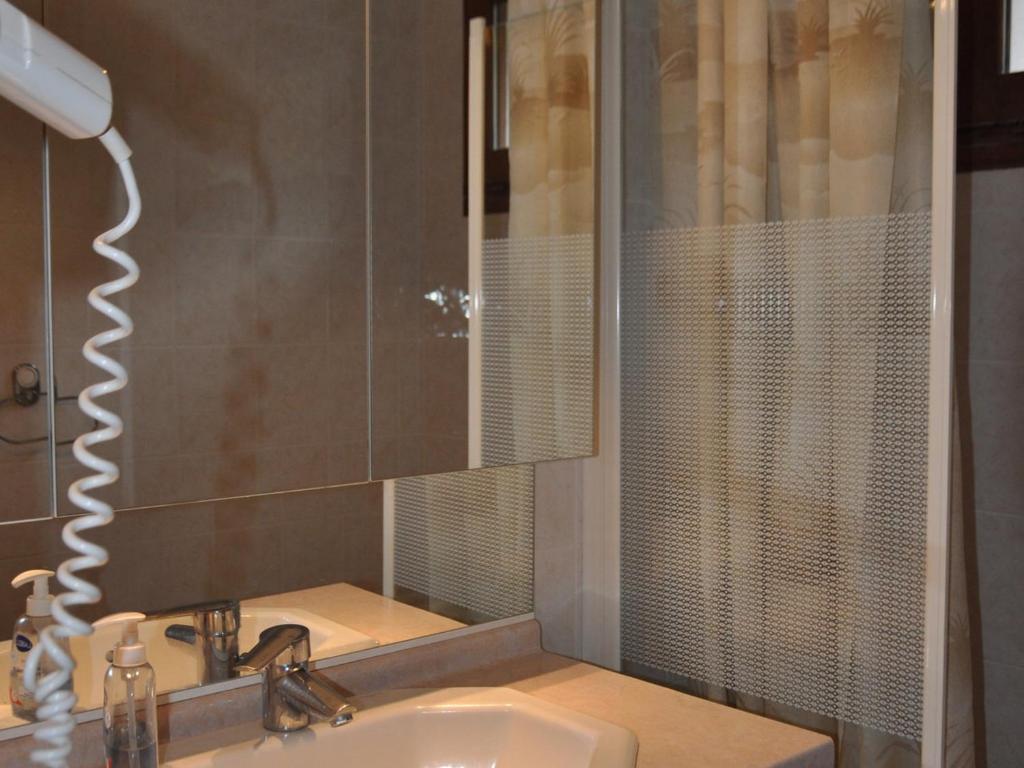 Kúpeľňa v ubytovaní Appart spacieux à Châtel avec parking, balcon et Multi Pass inclus - FR-1-693-28