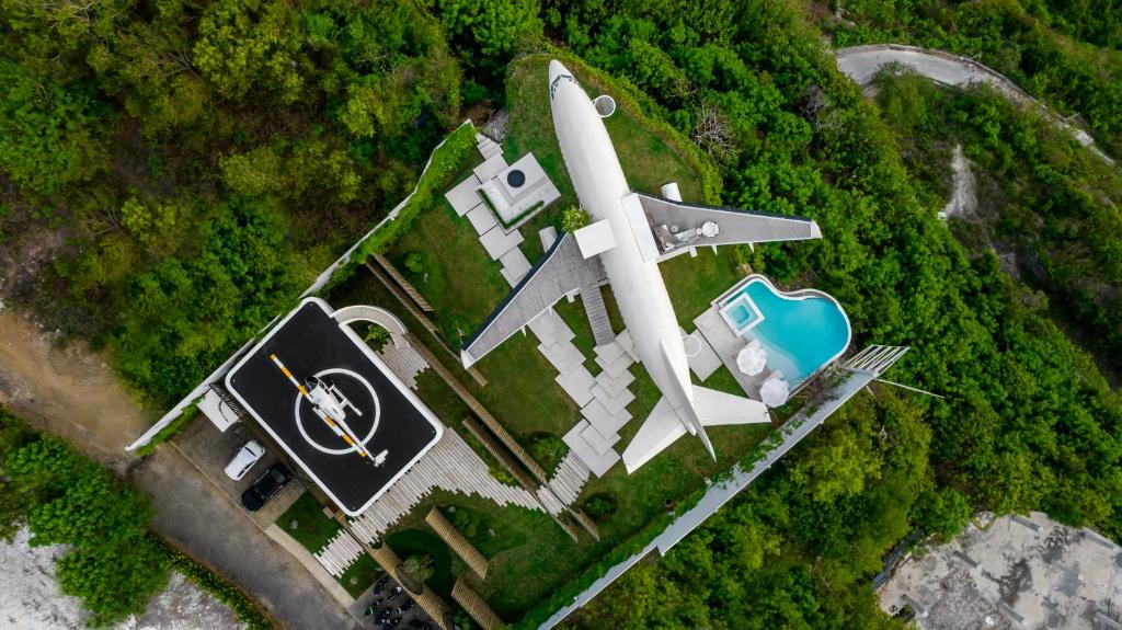 une vue aérienne sur une maison avec un plan dans l'établissement Private Jet Villa Uluwatu, à Uluwatu