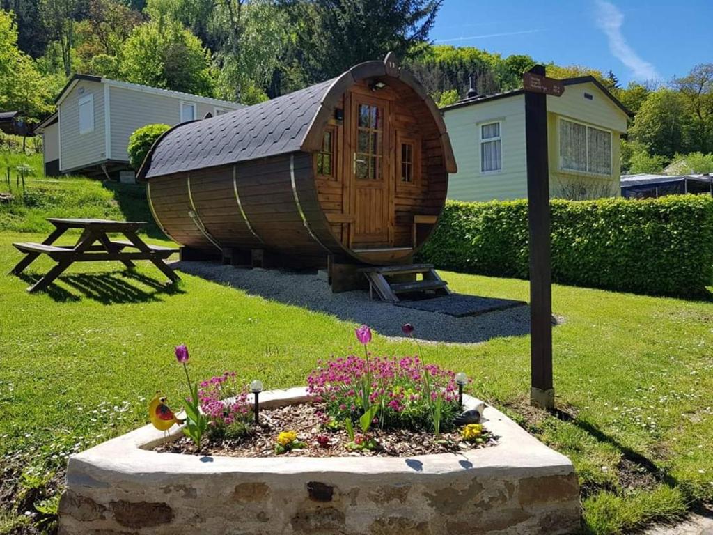 Ein Garten an der Unterkunft Camping Officiel Wollefsschlucht Echternach