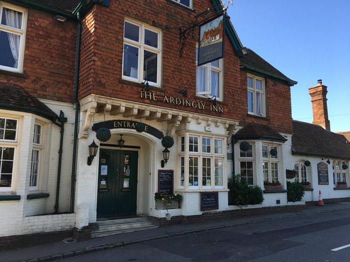 een gebouw op de hoek van een straat bij The Ardingly Inn in Ardingly