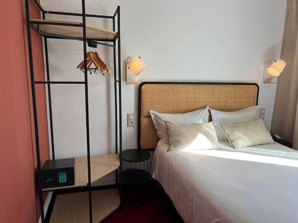um quarto com uma cama e uma estante de livros em Best Western Aramis Saint Germain em Paris