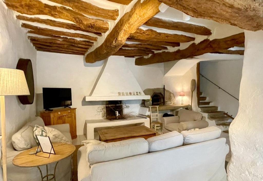 - un salon avec un canapé blanc et des plafonds en bois dans l'établissement Chez Fanny, à Bédoin