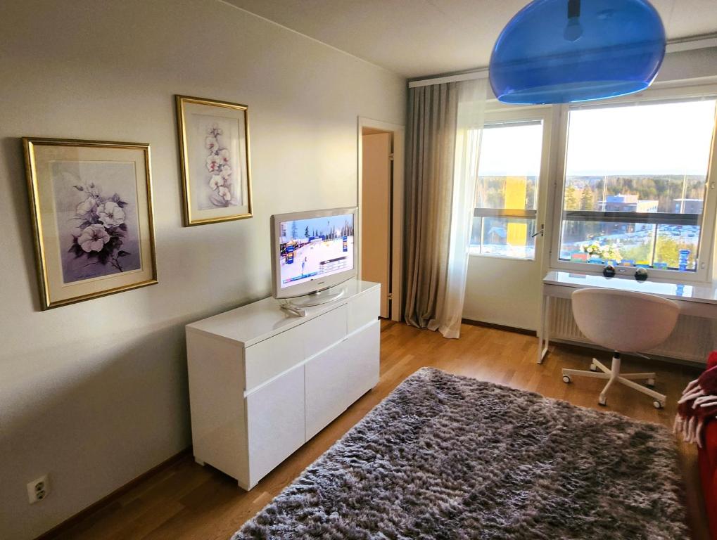 ein Wohnzimmer mit einem TV und einem weißen Schrank in der Unterkunft Tasokas 2 h + k + s Söderkullassa - huikeat näköalat in Sipoo
