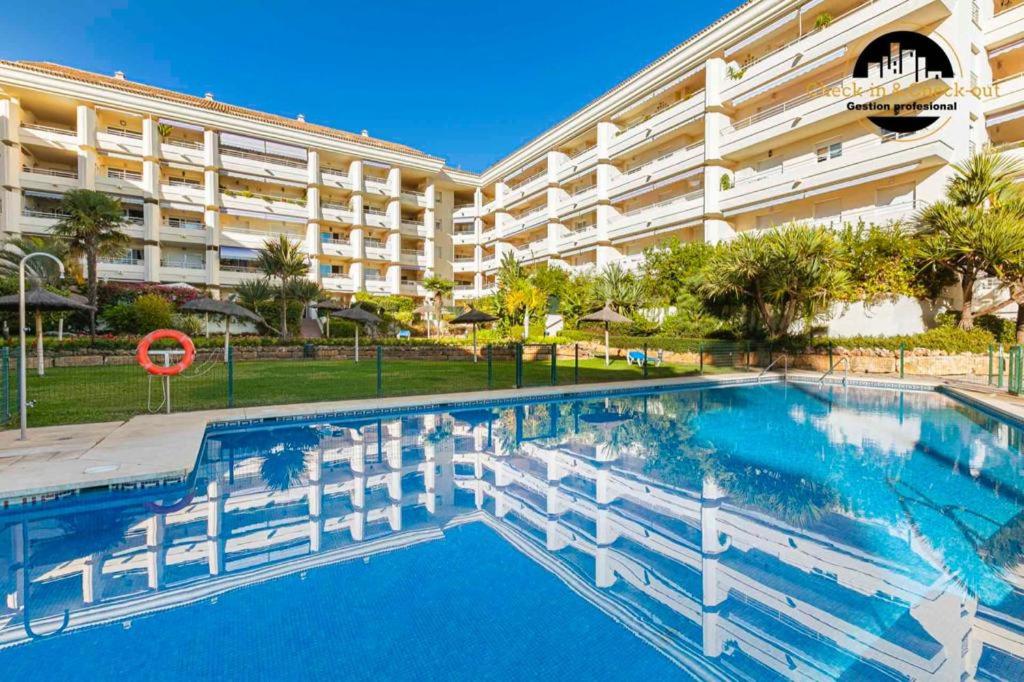 een groot zwembad voor een gebouw bij Apartamento Milla de Oro Marbella in Marbella