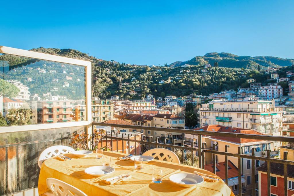 een tafel op een balkon met uitzicht op de stad bij [MARI E MONTI] Appartamento in centro in Rapallo