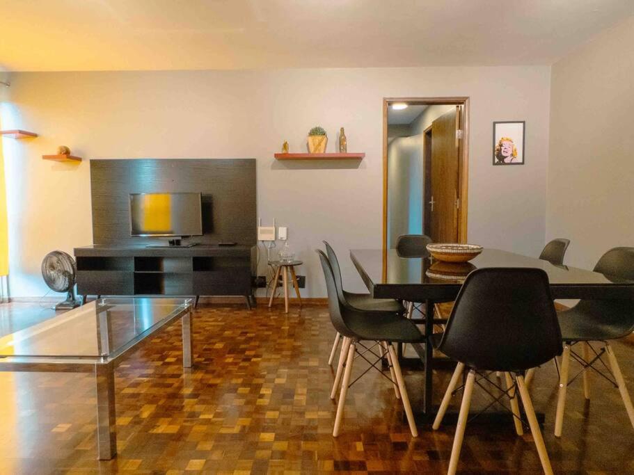 a living room with a table and chairs and a television at Apartamento Funcional Melhor Maringá! - SQ33 in Maringá