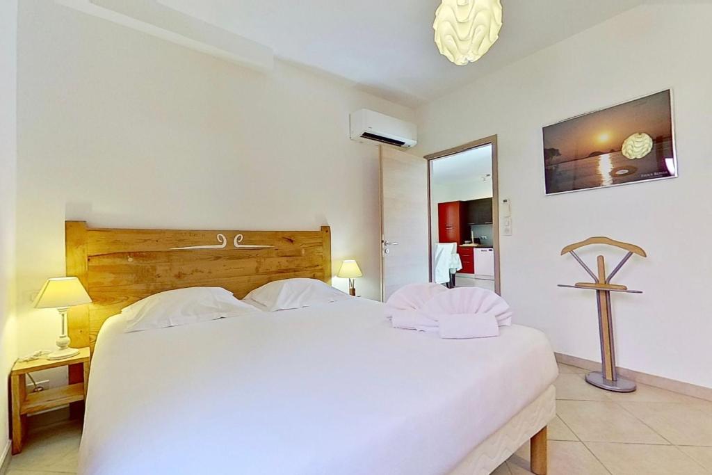 Postel nebo postele na pokoji v ubytování Villas CALA CORSA - 3 et 4 Chambres - CALA ROSSA Porto-Vecchio - Villas entièrement Climatisées avec Piscine Chauffée partagée et Piscines Privées - Internet gratuit
