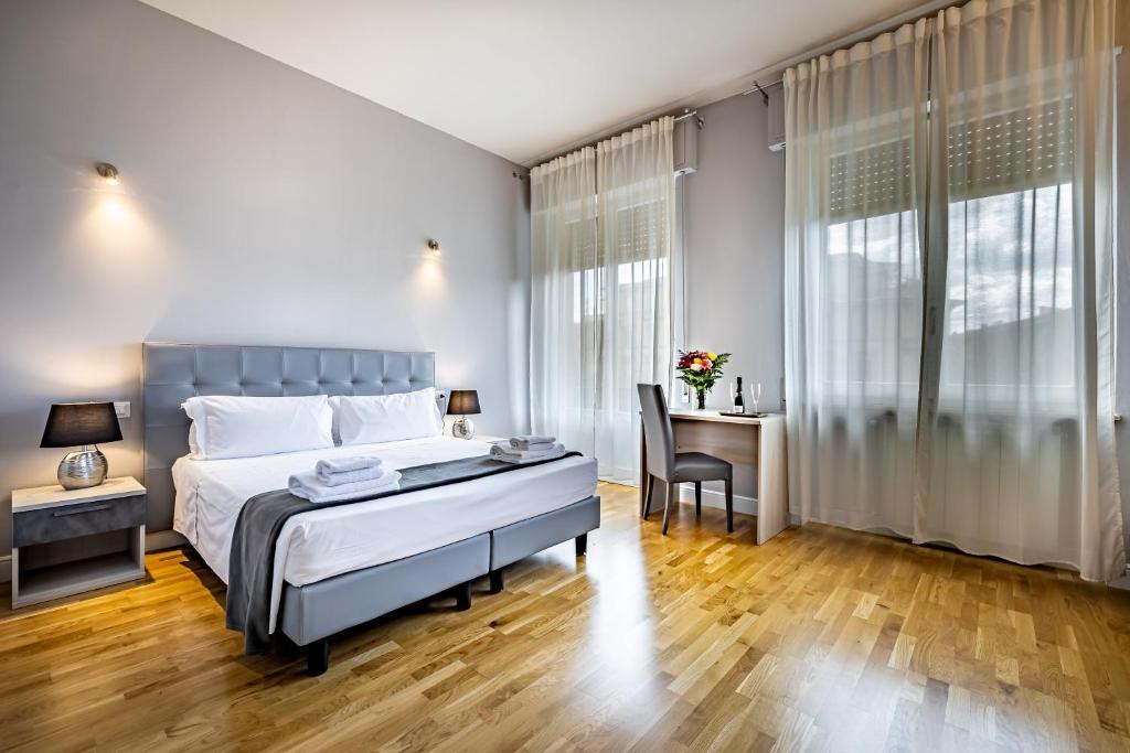 佛羅倫斯的住宿－Residenza24，一间卧室配有一张床和一张桌子及椅子