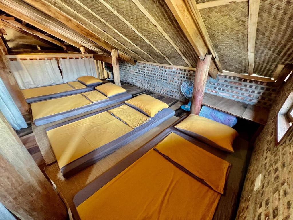 een kamer met 3 bedden aan het plafond bij Mai's House Hữu Lũng in Làng Ben