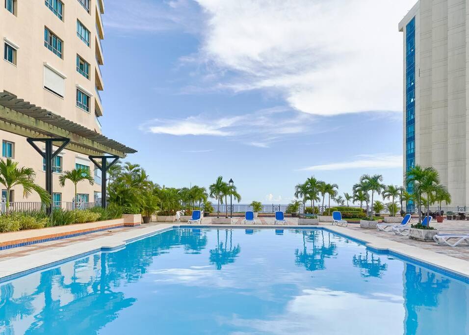 duży basen przed budynkiem w obiekcie Luxurious 2BDR with Ocean View w mieście Santo Domingo