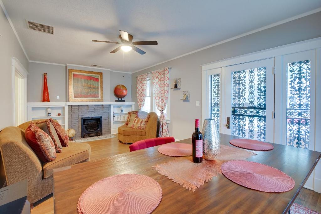 uma sala de estar com uma mesa e uma garrafa de vinho em Charming Home 2 Mi to Downtown Memphis and Zoo em Memphis