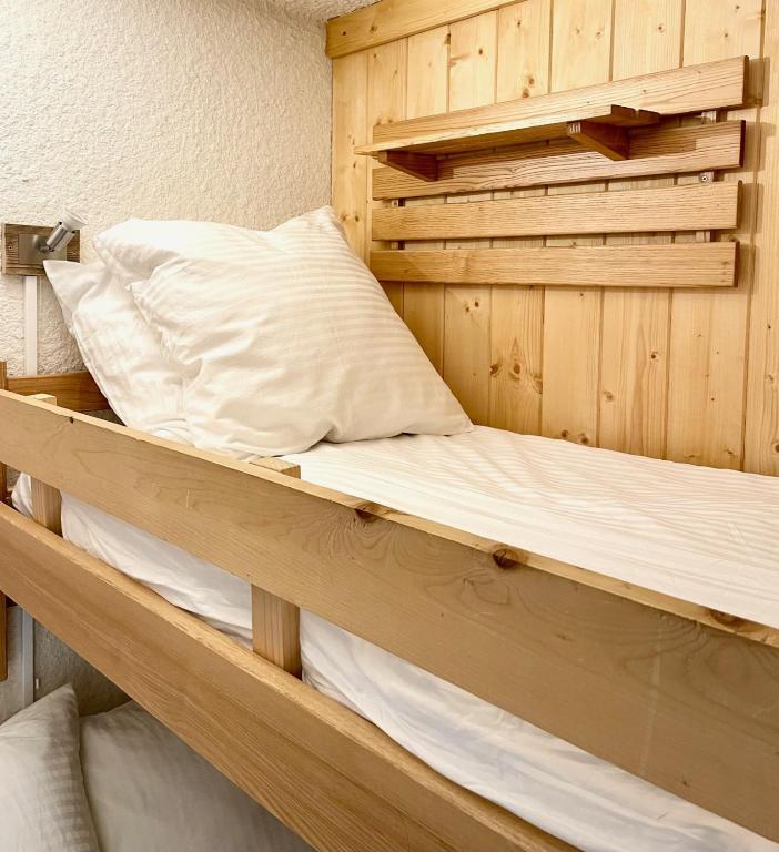 Postel nebo postele na pokoji v ubytování Appartement T1 pour 5 aux 2 Alpes - Terrasse sur jardin, Wi-Fi, parking gratuit