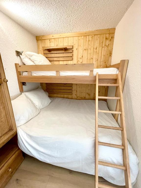 Postel nebo postele na pokoji v ubytování Appartement T1 pour 5 aux 2 Alpes - Terrasse sur jardin, Wi-Fi, parking gratuit