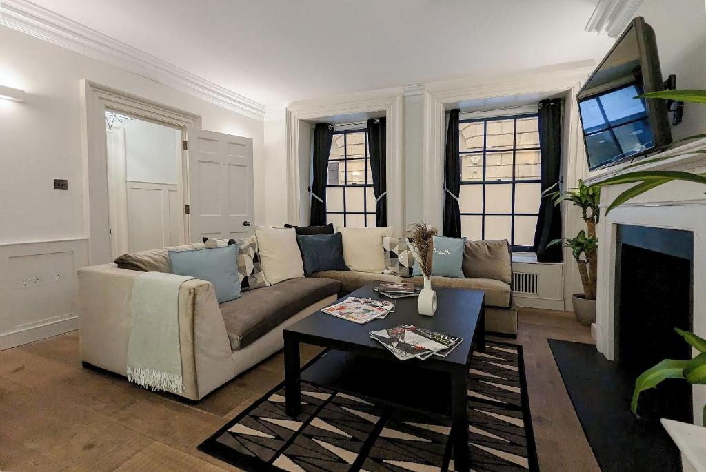 a living room with a couch and a table at Casa lujosa de 4 habitaciones cerca un minuto de la estación in London