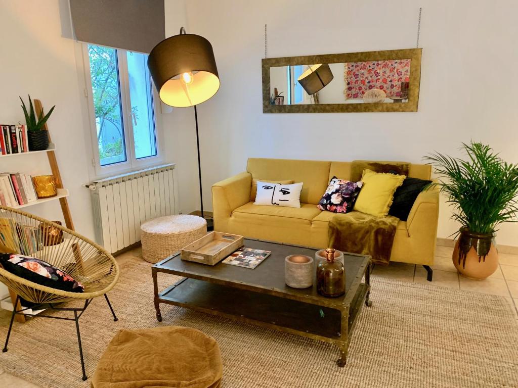 un salon avec un canapé et une table basse dans l'établissement CHALET BTZ, à Biarritz