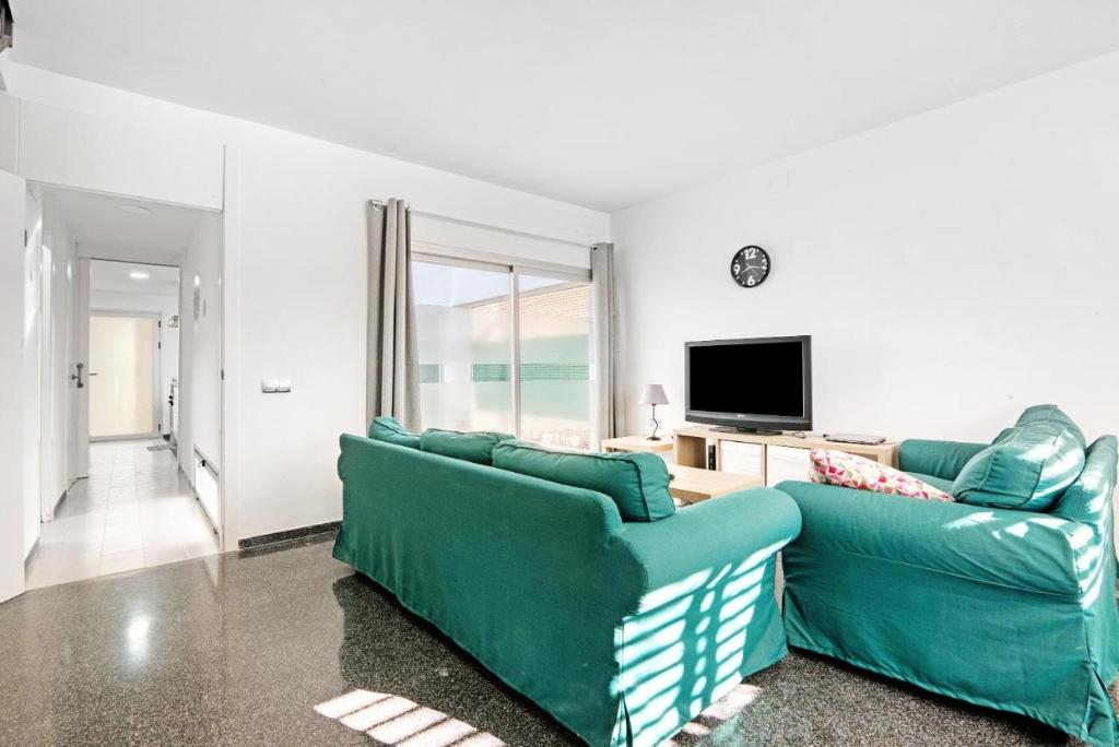 Sala de estar con 2 sofás verdes y TV en Sagunto - Albalat de Taronchers - Estivella - Gilet, en Albalat de Taronchers