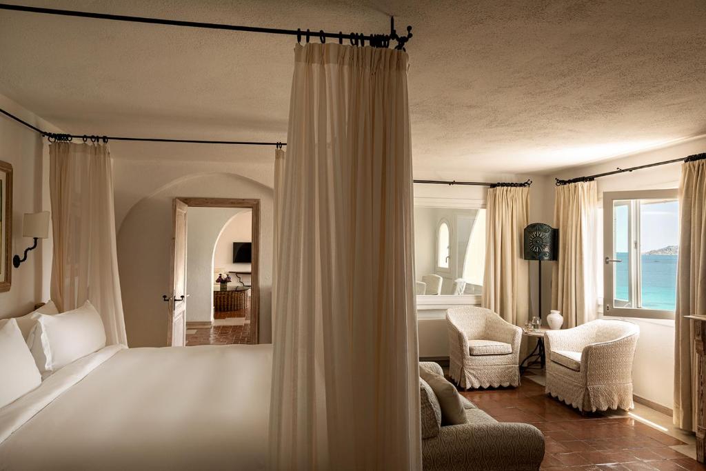 Postel nebo postele na pokoji v ubytování Romazzino, A Belmond Hotel, Costa Smeralda