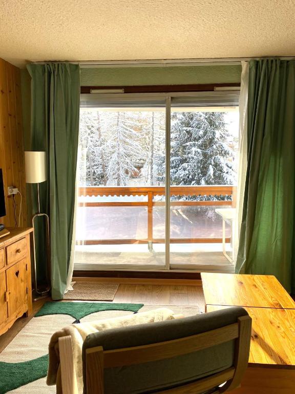 Postel nebo postele na pokoji v ubytování Appartement T1 pour 5 aux 2 Alpes - Terrasse sur jardin, Wi-Fi, parking gratuit
