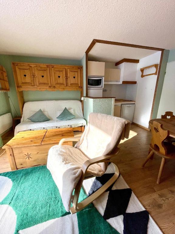 Postel nebo postele na pokoji v ubytování Appartement T1 pour 5 aux 2 Alpes - Terrasse sur jardin, Wi-Fi, parking gratuit
