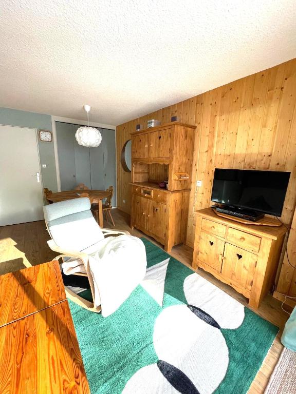 Postel nebo postele na pokoji v ubytování Appartement T1 pour 5 aux 2 Alpes - Terrasse sur jardin, Wi-Fi, parking gratuit