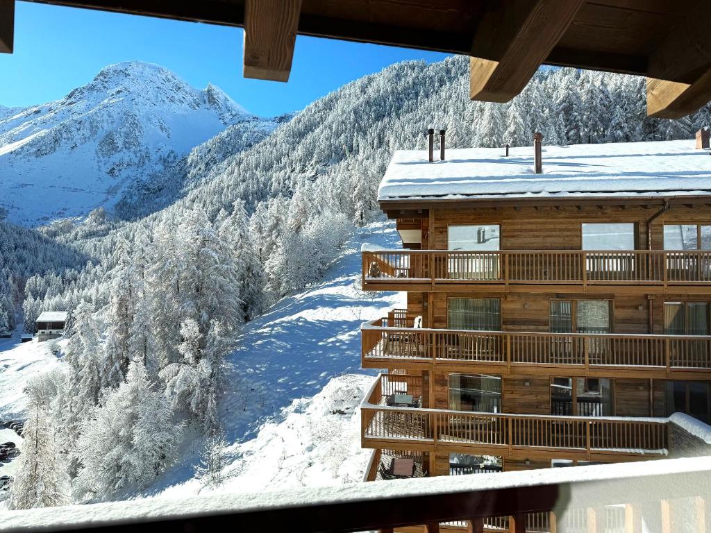 Nespecifikovaný výhled na hory nebo výhled na hory při pohledu z aparthotelu