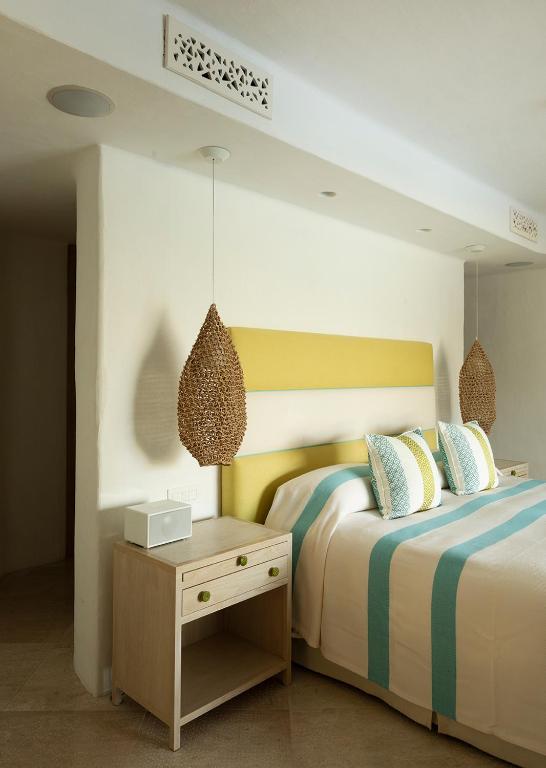 Postel nebo postele na pokoji v ubytování Romazzino, A Belmond Hotel, Costa Smeralda
