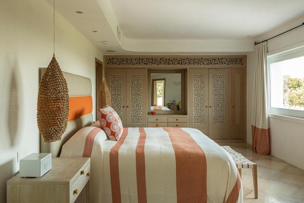 Postel nebo postele na pokoji v ubytování Romazzino, A Belmond Hotel, Costa Smeralda