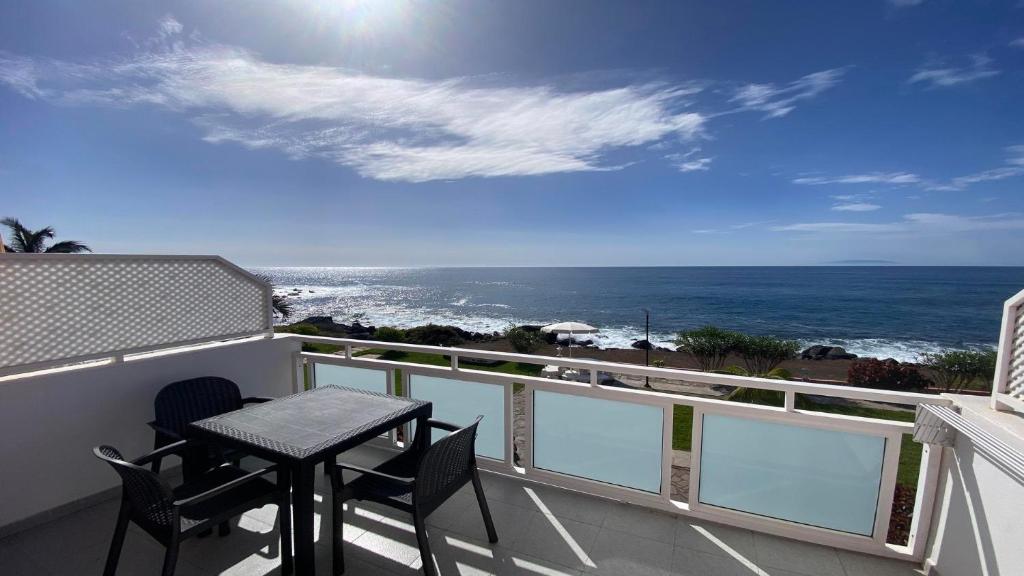 a balcony with a table and chairs and the ocean at Apt. El Guirre Nº 14 in Valle Gran Rey