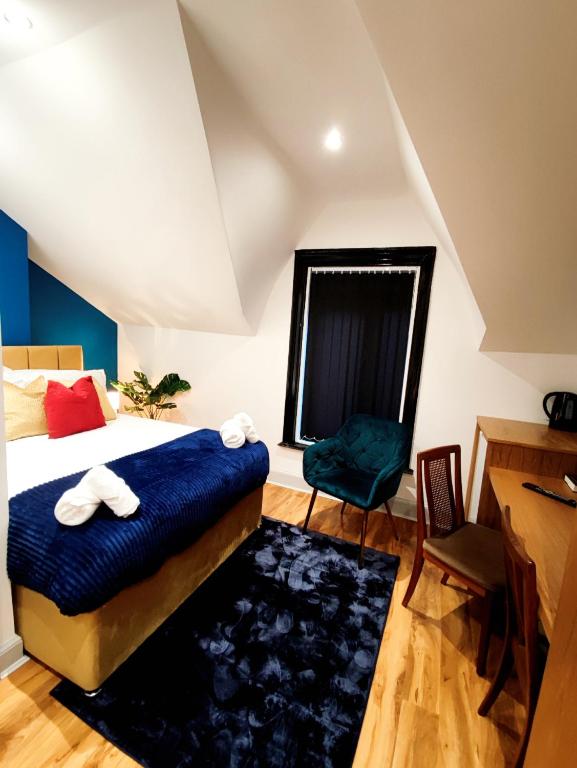 1 dormitorio con 1 cama, 1 silla y 1 ventana en A&A Luxury Stay Alice, en Sunderland