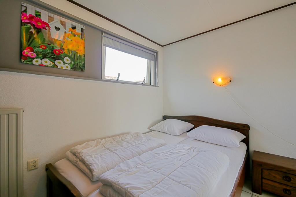 Postel nebo postele na pokoji v ubytování Tiny House Petite - Callantsoog aan Zee