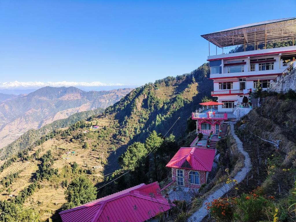 un edificio al lado de una montaña en Hotel Mount View Dhanaulti Dreams en Dhanaulti