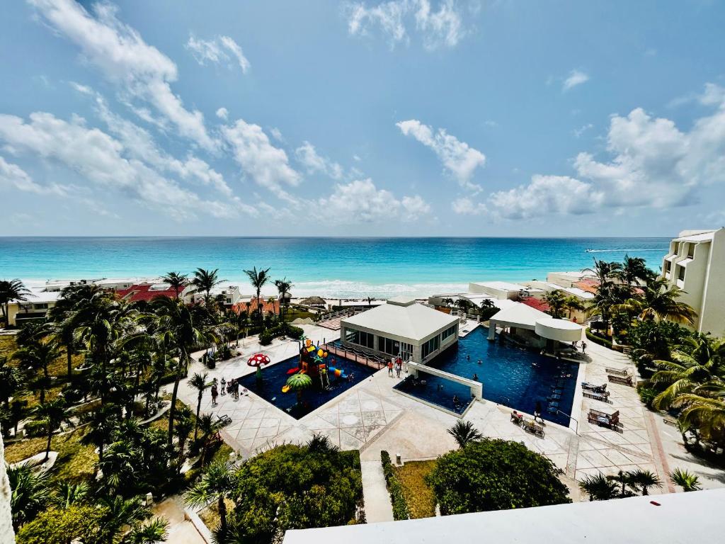 una vista aérea de un complejo con piscina y océano en Solymar corner penthouse condo en Cancún