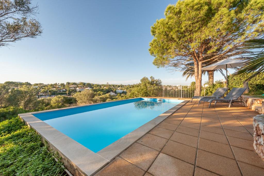 una piscina en el patio trasero de una casa en Casa Barca by Mallorca House Rent, en Cala Murada