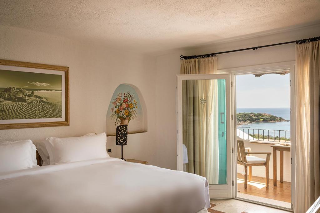 Postel nebo postele na pokoji v ubytování Romazzino, A Belmond Hotel, Costa Smeralda