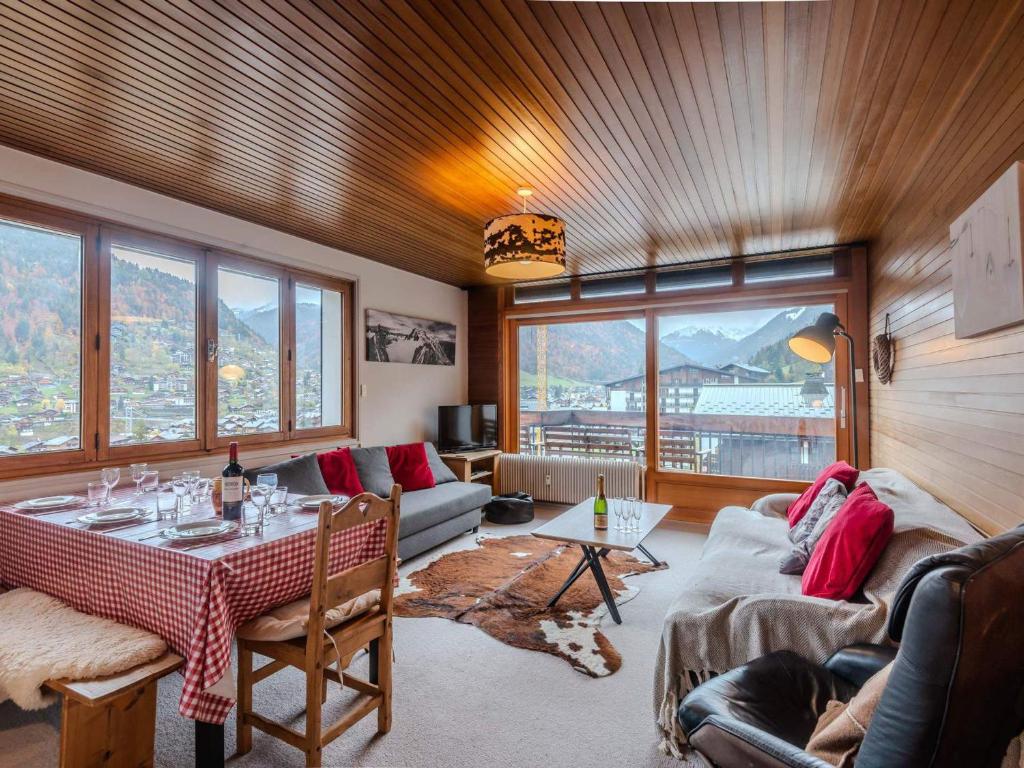 un salon avec un canapé et une table dans l'établissement Appartement 3* à 5 min du centre de Morzine, balcon, 2 chambres, parking, service inclus - FR-1-754-36, à Morzine