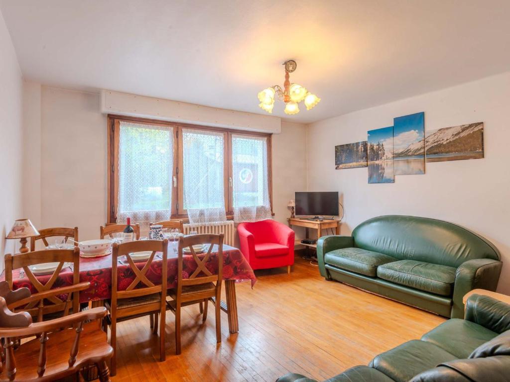 un salon avec un canapé et une table dans l'établissement Appartement T4, 200m des pistes, 6 pers, plein centre, garage et wifi inclus - FR-1-754-60, à Morzine