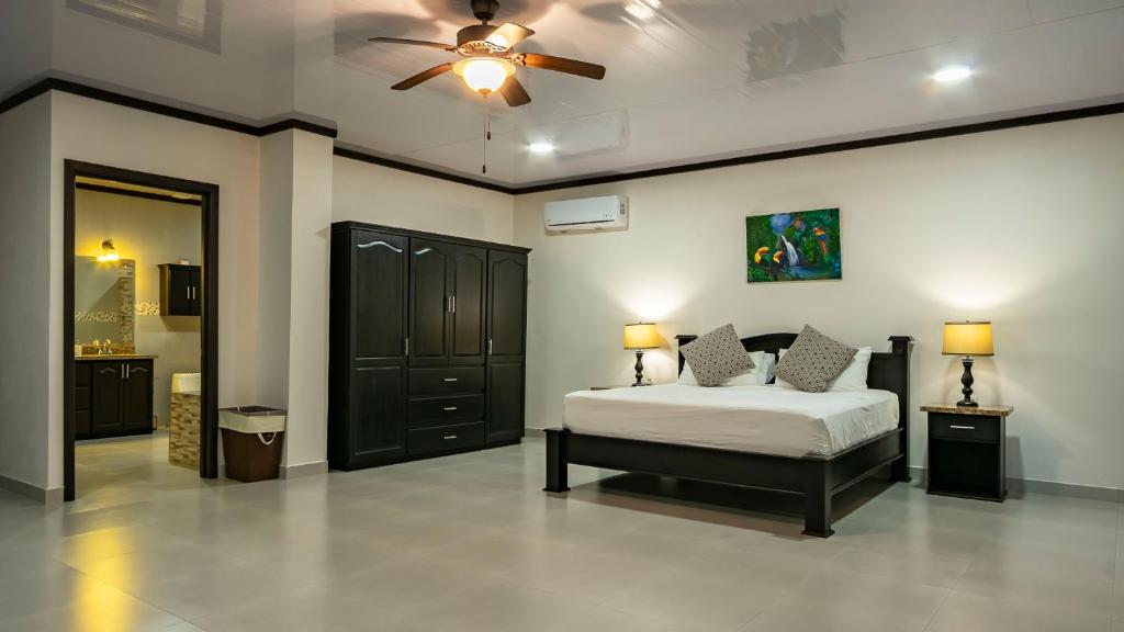 Un pat sau paturi într-o cameră la Chachagua Suites & Villas
