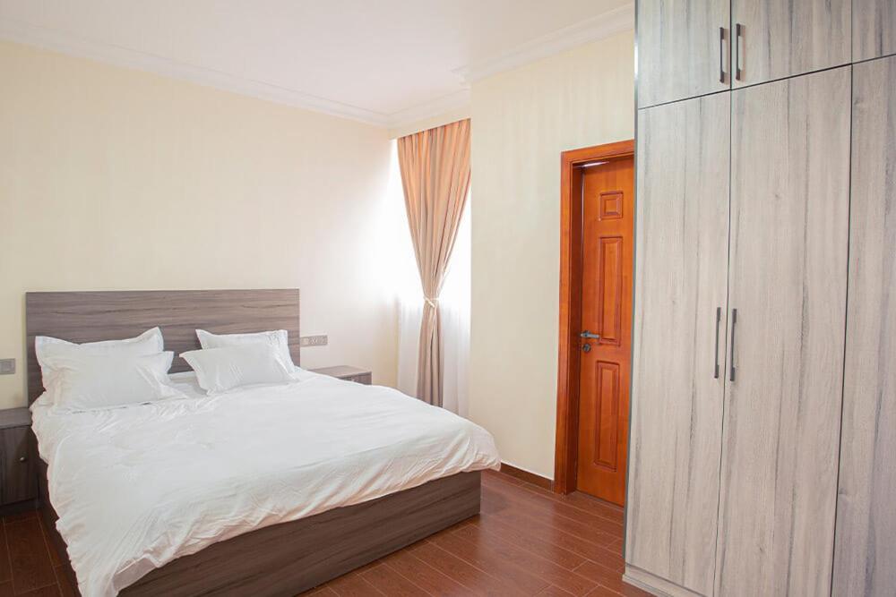 Een bed of bedden in een kamer bij The Pearl Luxury Apartment