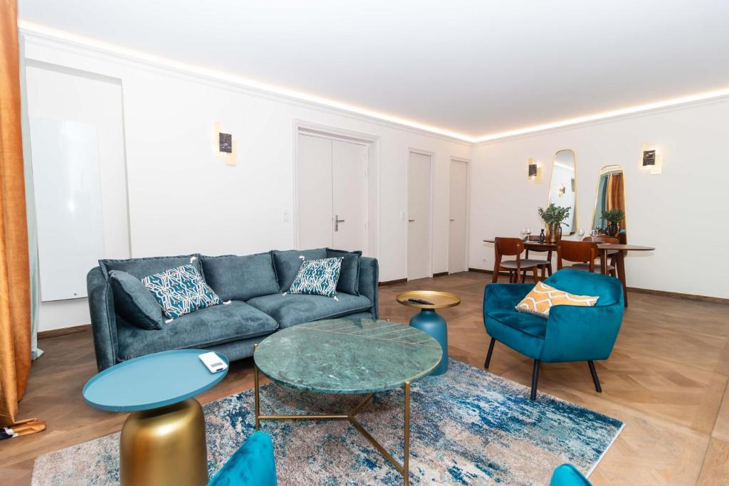un salon avec un canapé, des chaises et une table dans l'établissement Apartment Le Marais by Studio prestige, à Paris