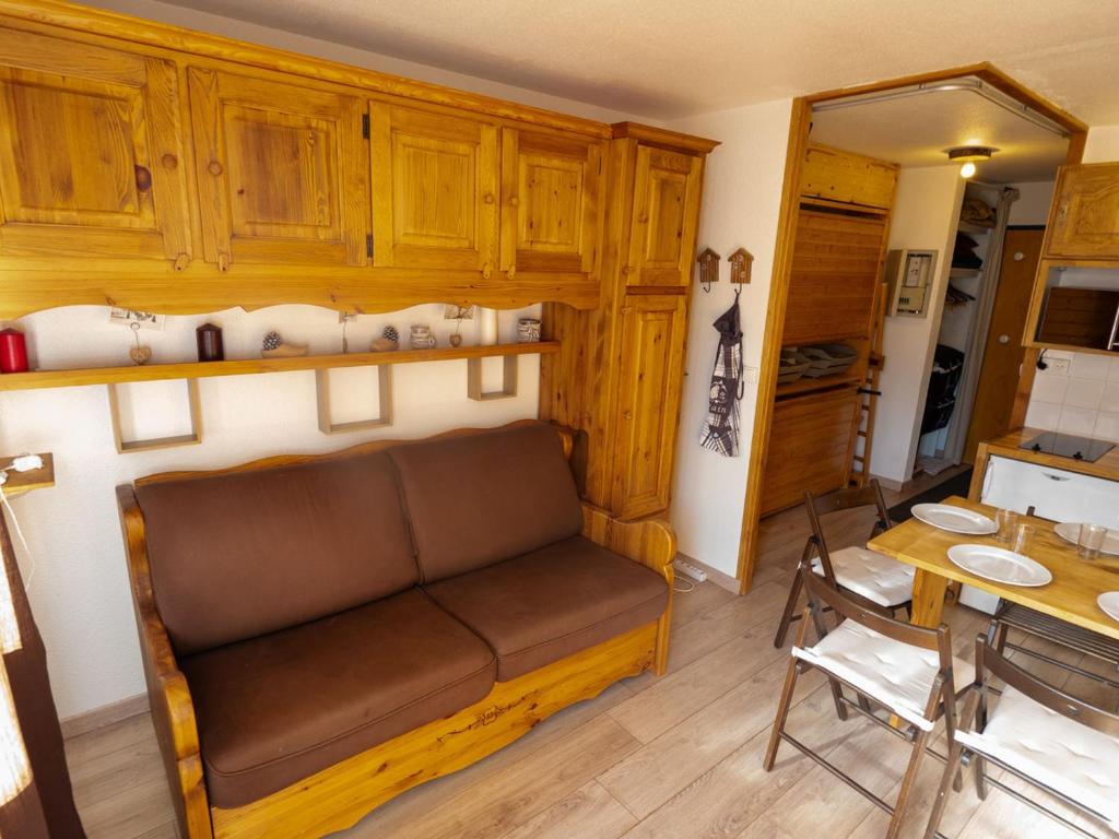 un soggiorno con divano e tavolo di Studio Valfréjus, 1 pièce, 4 personnes - FR-1-468-113 a Modane