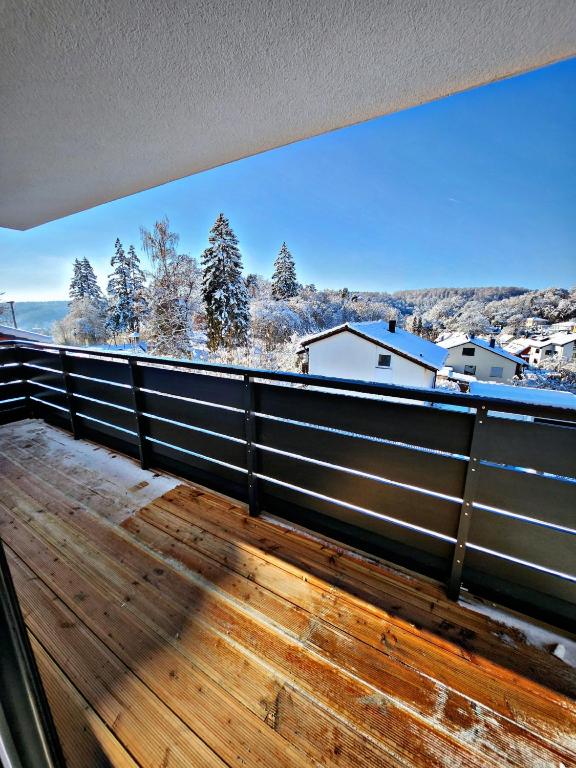 einen Balkon mit Blick auf die schneebedeckten Berge in der Unterkunft Lions Place Premium Apartments EXECUTIVE Luxus PENTHOUSE inklusive SPA in Heidenheim