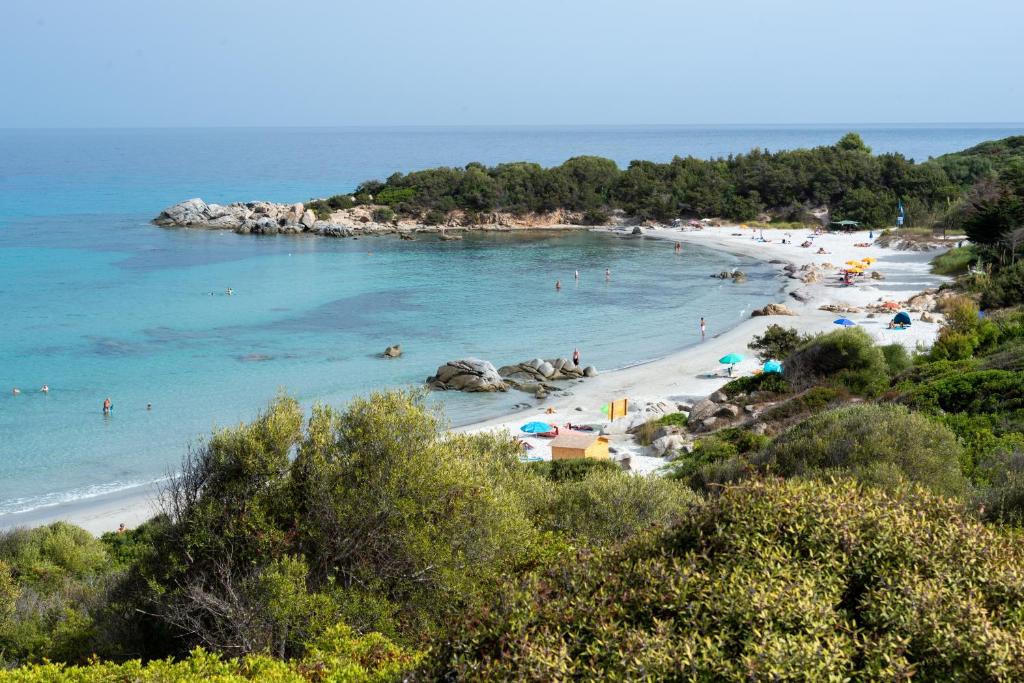 una playa con un montón de gente en el agua en Villa Muxì, en Tortolì