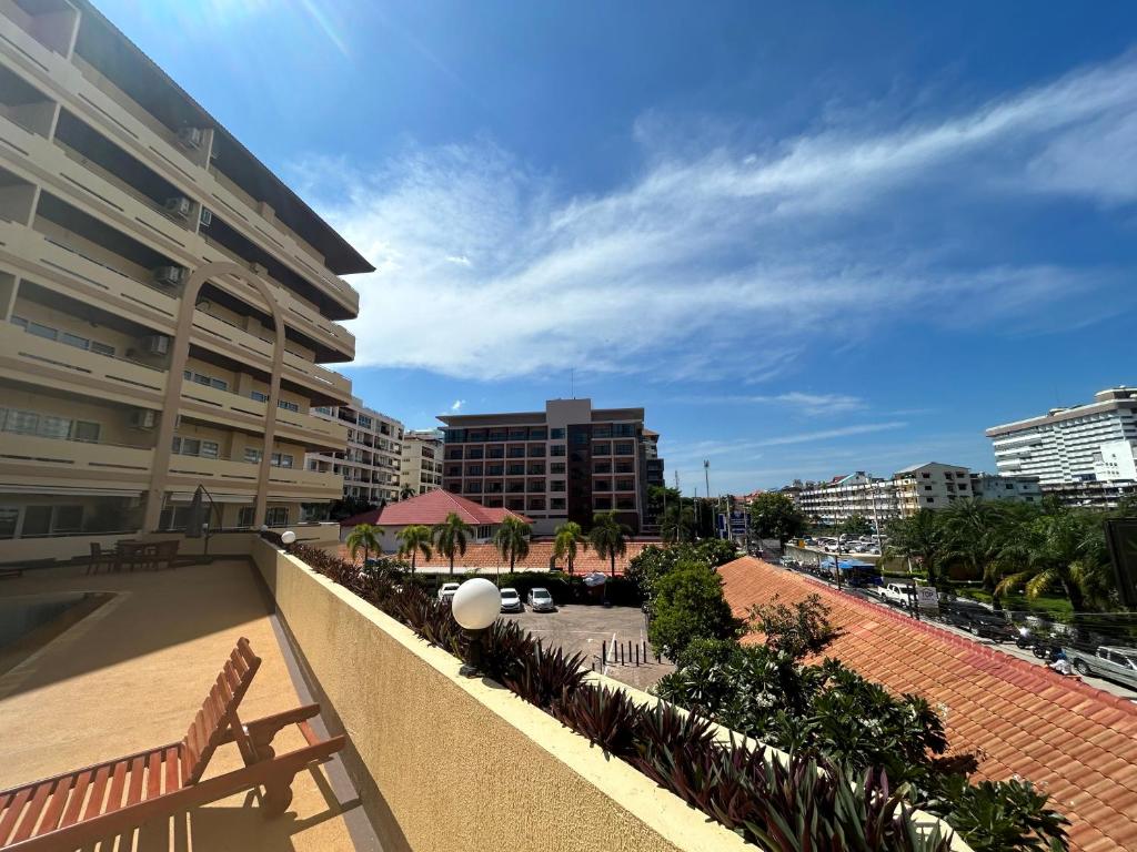 Balkón nebo terasa v ubytování View Talay Residence 4 Jomtien Beach 56 Sqm big balcony pool view