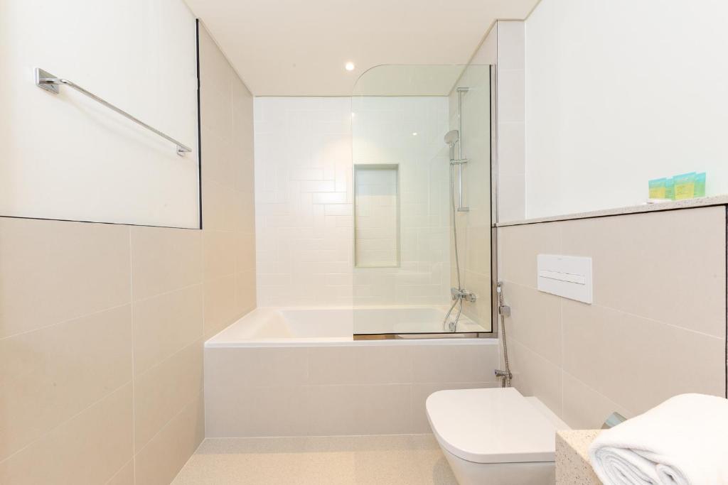 Koupelna v ubytování Stunning 2BR with Private Beach Access