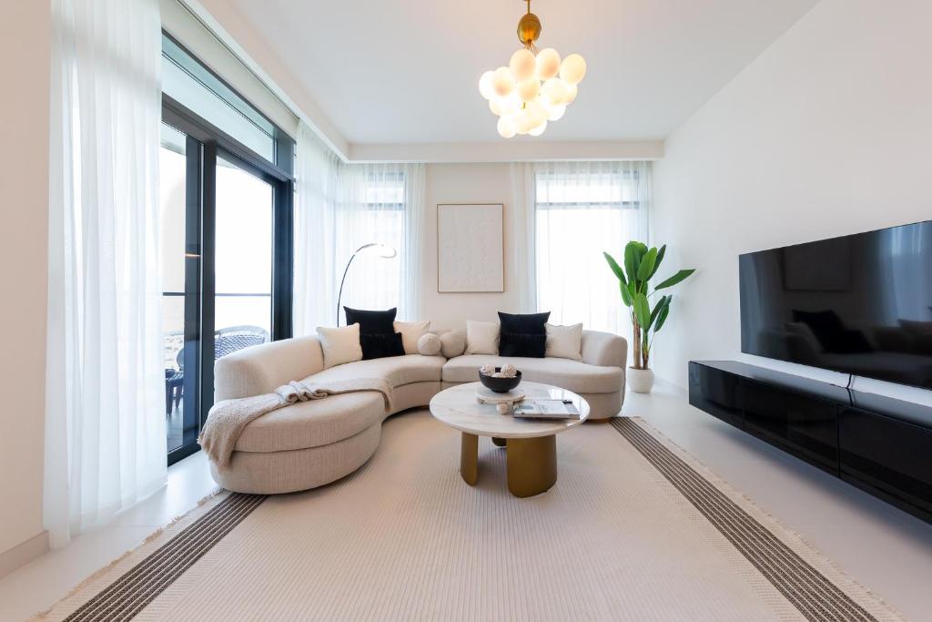 TV a/nebo společenská místnost v ubytování Stunning 2BR with Private Beach Access