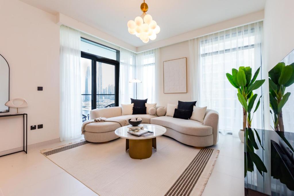 TV a/nebo společenská místnost v ubytování Stunning 2BR with Private Beach Access