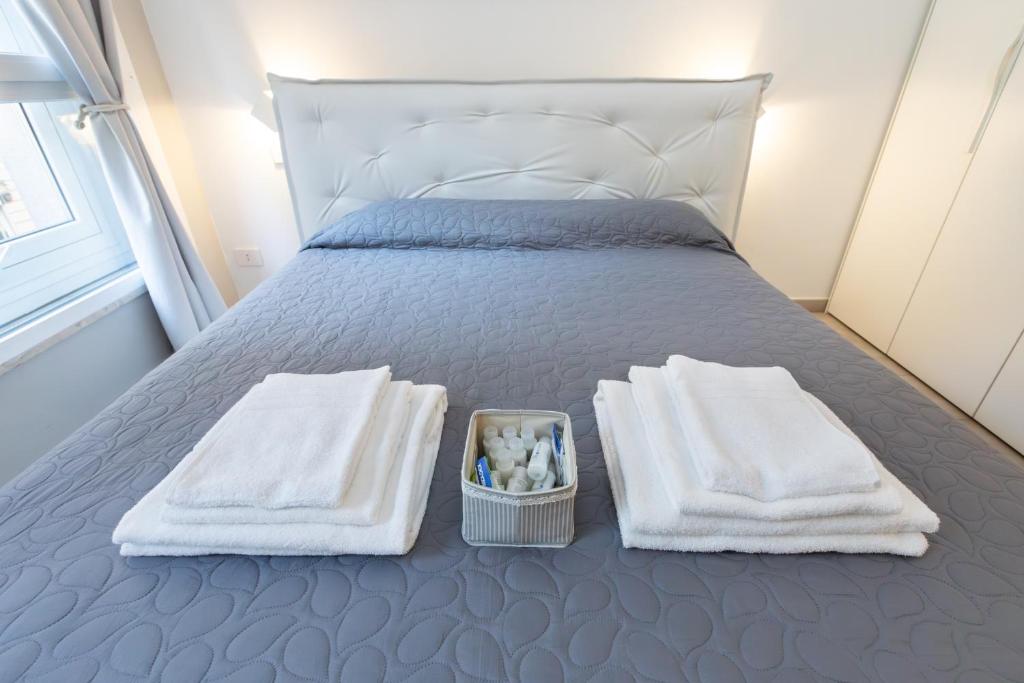 A bed or beds in a room at MagnoliaApartments - 16 Meravigli Duomo