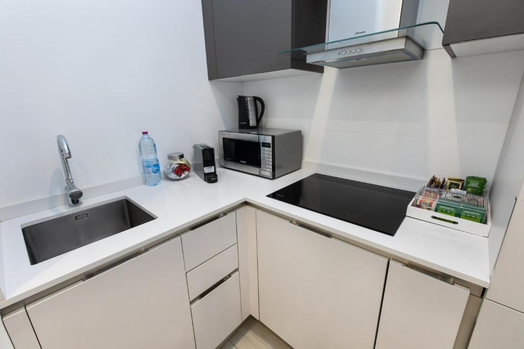 A kitchen or kitchenette at MagnoliaApartments - 16 Meravigli Duomo